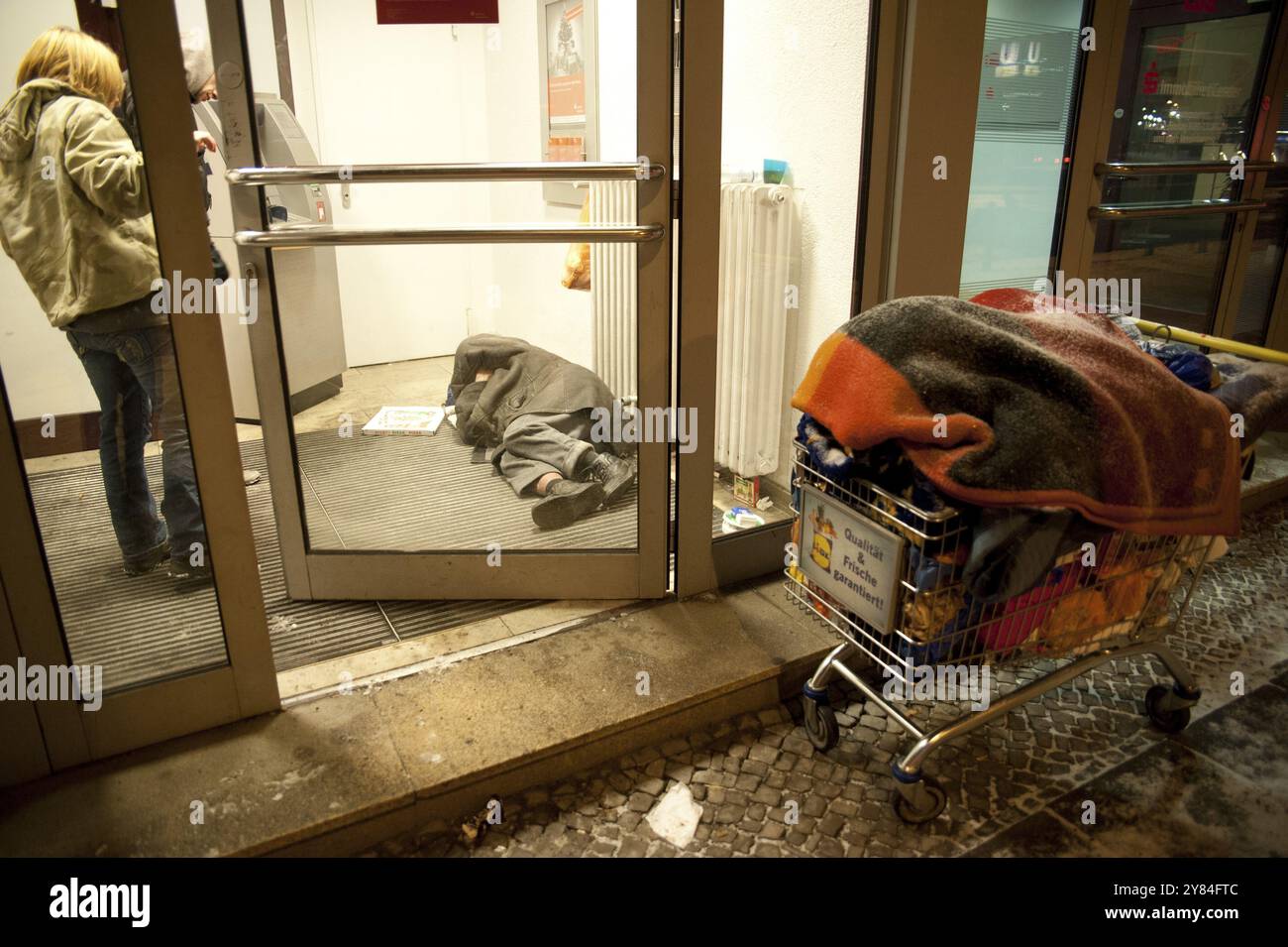 Deutschland, Berlin, 08.12.2012, Kaltbus der Berliner Stadtmission (Lehrter Bahnhof), holt Obdachlose, die in der Kälte liegen, auf und bringt sie zum Schiefer Stockfoto