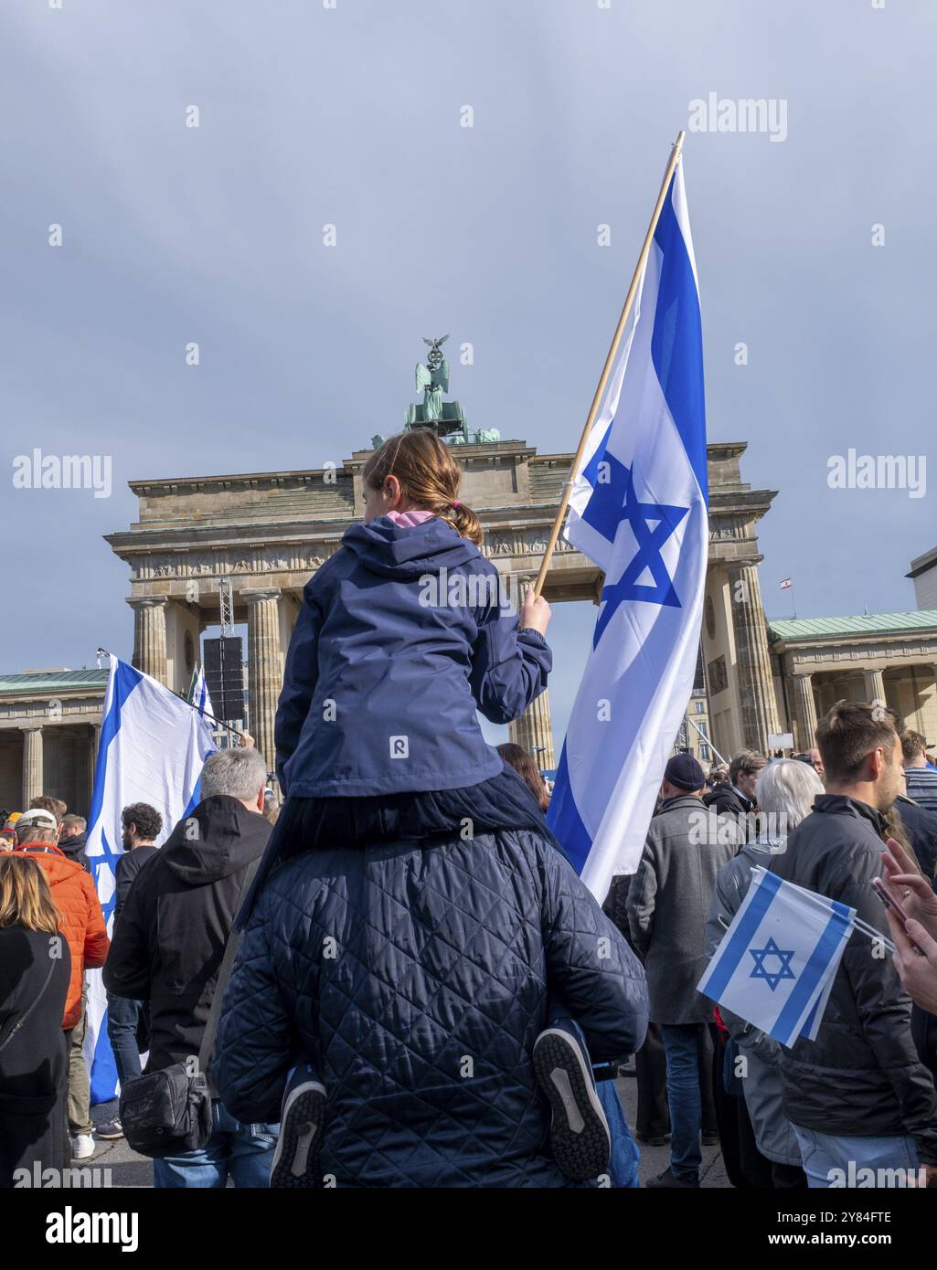 Deutschland, Berlin, 22. Oktober 2023, Solidaritätskundgebung für Israel. Kundgebung gegen Terror, Hass und Antisemitismus, in Solidarität und Kompassio Stockfoto