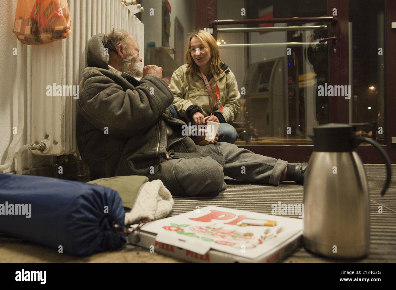 Deutschland, Berlin, 08.12.2012, Kaltbus der Berliner Stadtmission (Lehrter Bahnhof), holt Obdachlose, die in der Kälte liegen, auf und bringt sie zum Schiefer Stockfoto