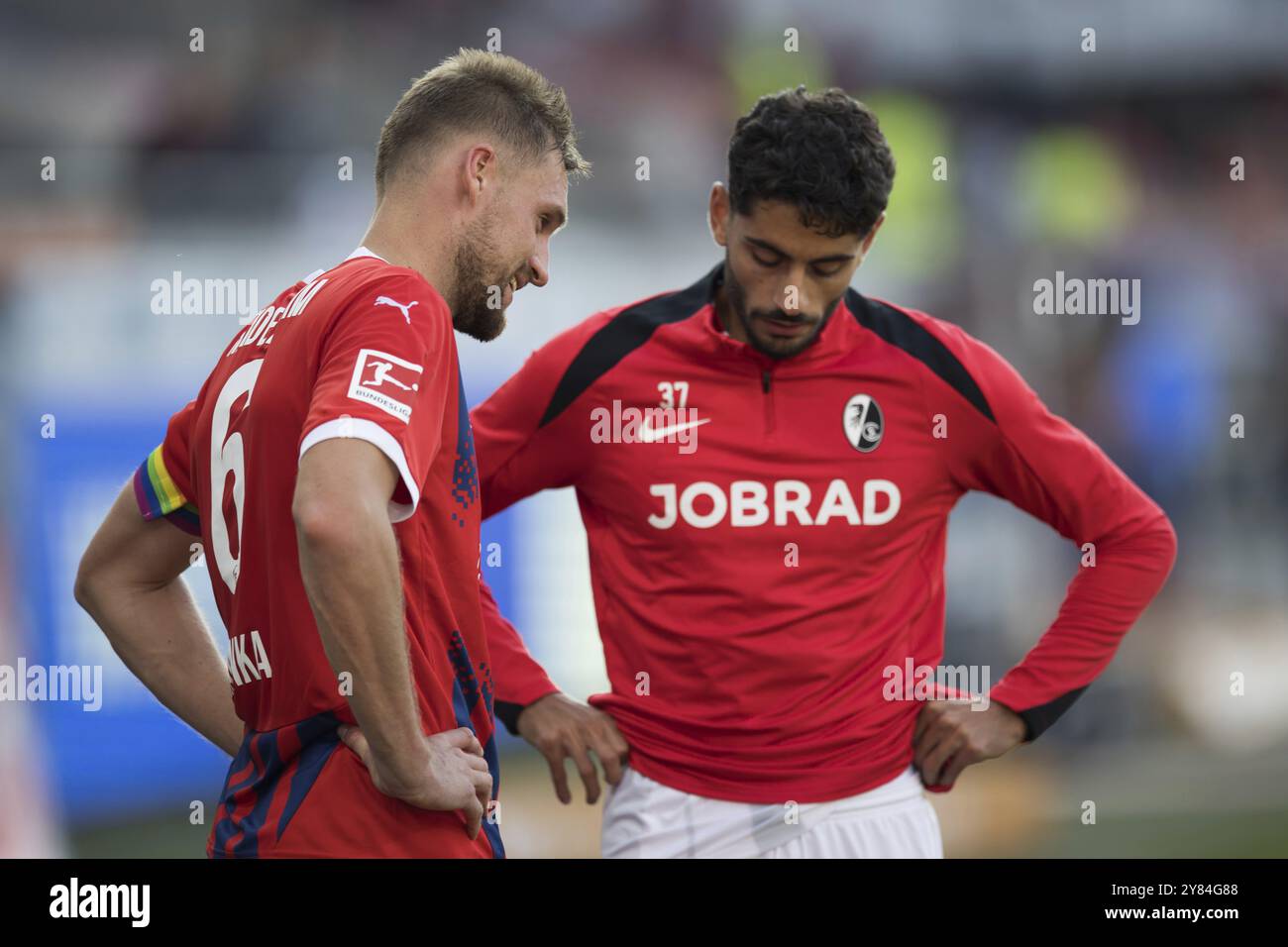 Fußballspiel, Eren DINKCI SC Freiburg rechts, im Gespräch mit dem ehemaligen Kollegen und Kapitän Patrick MAINKA 1.FC Heidenheim, Voith-Arena Fußballstadion, H Stockfoto