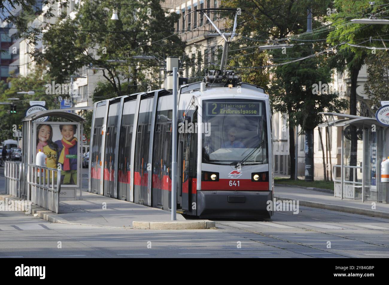 Straßenbahn ULF Nr. 641 (Linie 2) in der Dresdner Straße in Wien, Österreich, Europa Stockfoto