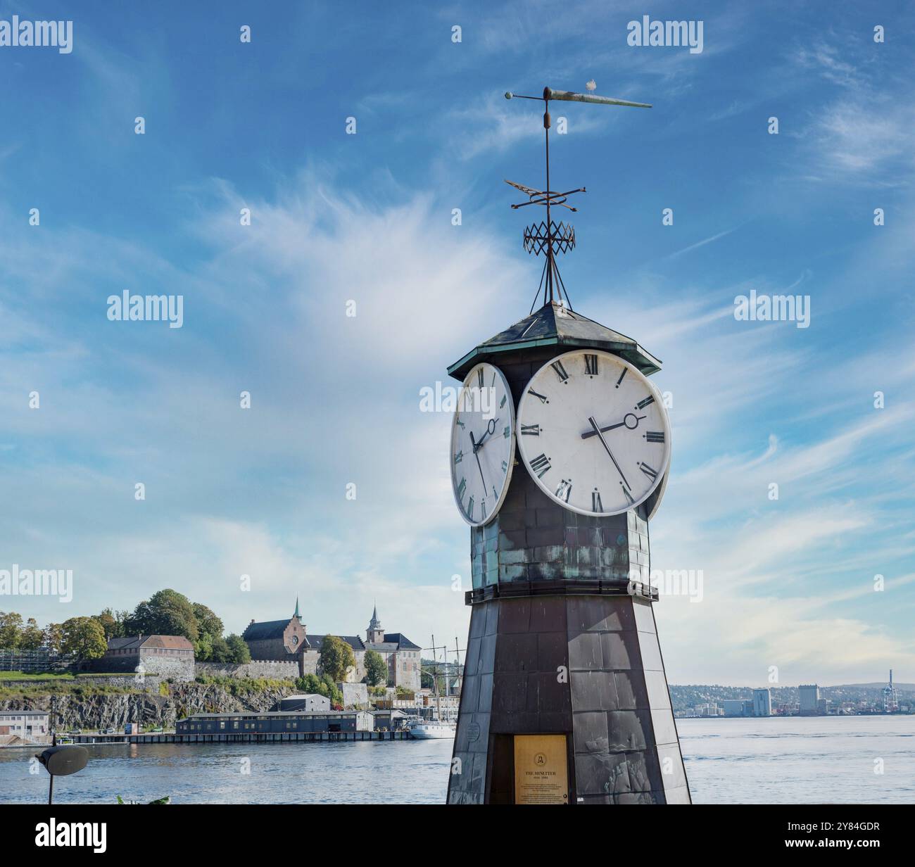 Uhrenturm im Hafen von Oslo mit der Burg im Hintergrund, Norwegen, Skandinavien, Europa Stockfoto