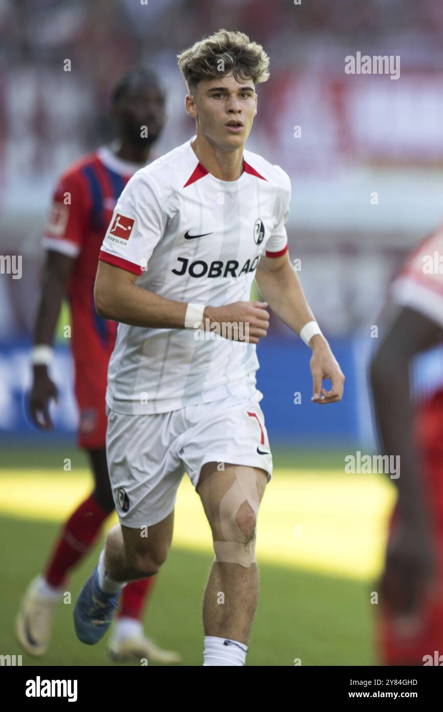 Fußballspiel, Noah WEISSHAUPT SC Freiburg auf der Flucht, Fußballstadion Voith-Arena, Heidenheim Stockfoto