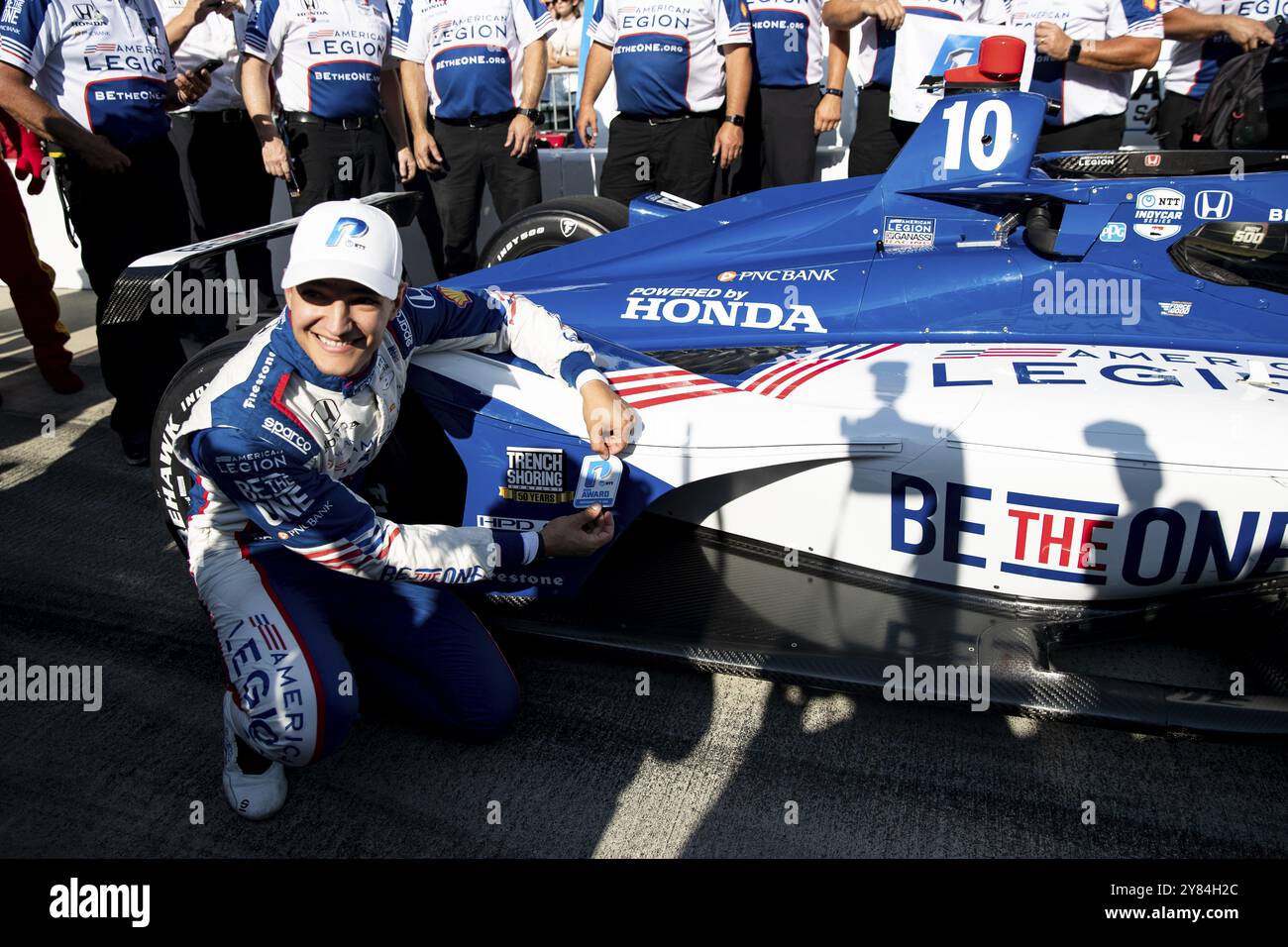 ALEX PALOU (10) aus Barcelona, Spanien, feiert, nachdem er die Pole während der Qualifikation für die Indianapolis 500 auf dem Indianapolis Motor Speedway in Speedwa gewonnen hat Stockfoto