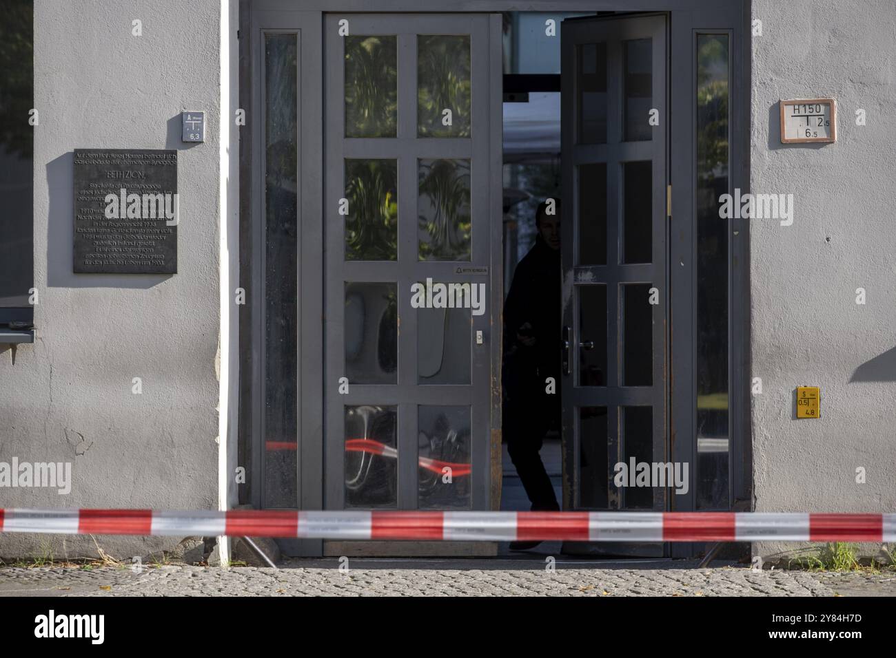 Deutschland, Berlin, 18. Oktober 2023, jüdisches Gotteshaus der Gemeinde Kahal Adass Yisroel in der Brunnenstraße, Polizei nach zwei Tagen abgesperrt Stockfoto