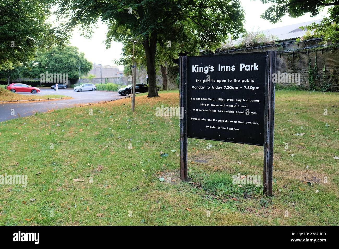 Kings Inns Park Schild in Dublin, Irland, mit Öffnungszeiten und Regeln für Besucher, einschließlich Einschränkungen für Haustier- und Ballspiele auf Bestellung der Benchers. Stockfoto