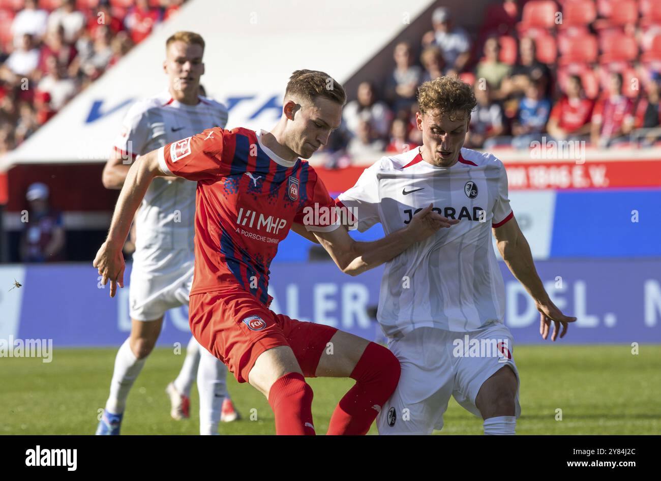 Maximilian BREUNIG 1.FC Heidenheim verließ ein Duell mit Patrick OSTERHAGE 1.FC Heidenheim, Fußballstadion Voith-Arena, Heidenheim Stockfoto