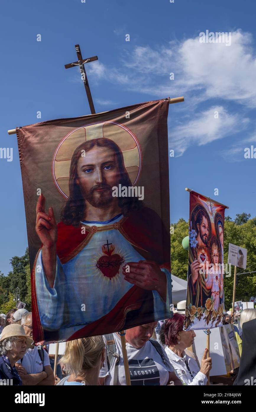 Deutschland, Berlin, 16.09.2023, Pro-Abtreibungskräfte demonstrieren in Berlin, mehrere hundert Anti-Abtreibung-Aktivisten haben für bedingungslosen Schutz demonstriert Stockfoto