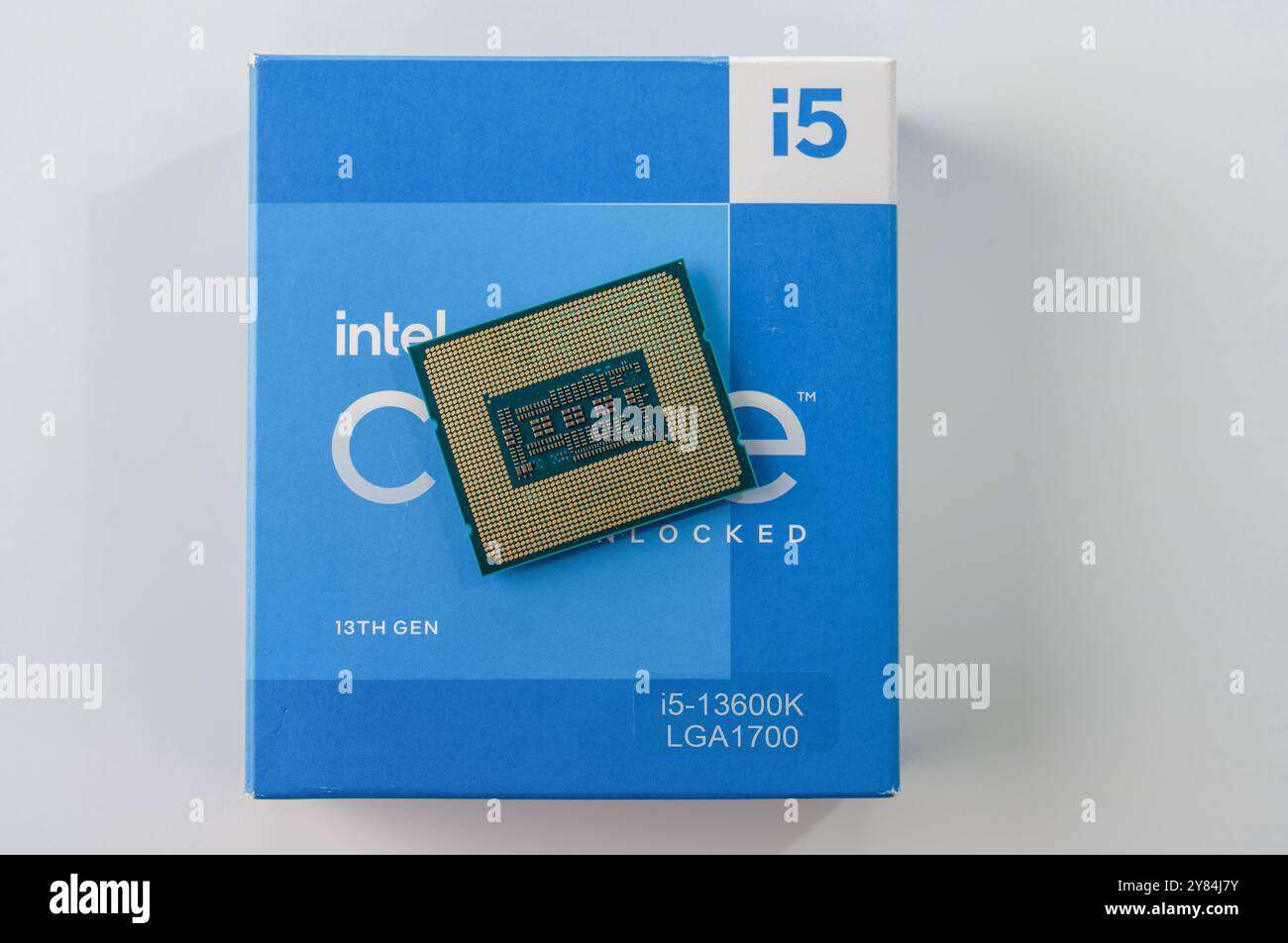 Dezember 2023, Tallinn, Estland. Intel I5. Nahaufnahme einer modernen Zentralrechner-CPU auf blauem Hintergrund. Stockfoto