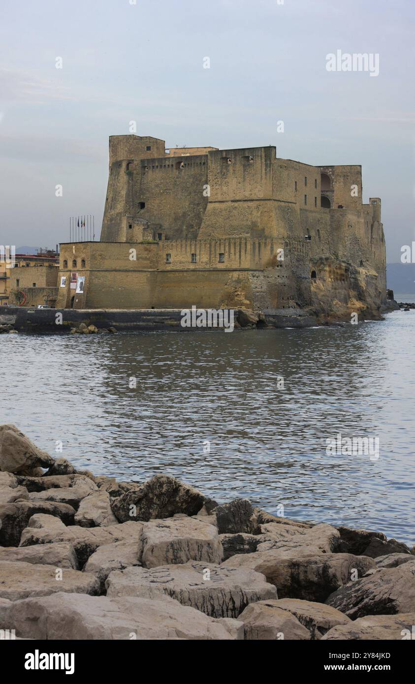 die-castel-dell-ovo-ist-die-lteste-erhaltene-festung-in-neapel-es