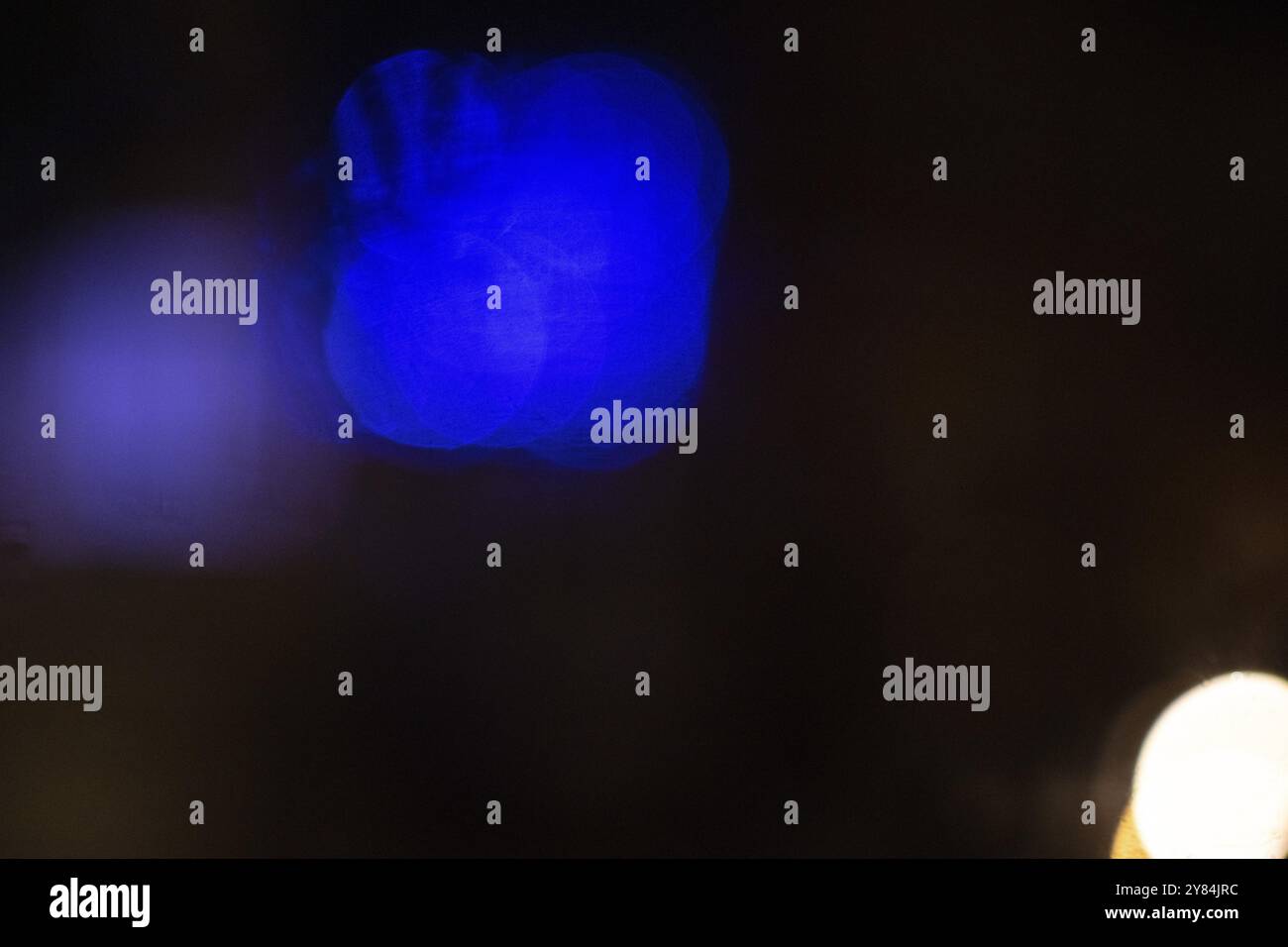 Bild eines unscharfen Nachthintergrunds, wunderschönes unscharfes Bokeh von Nachtlichtern. Nachtlichter mit Bokeh-Unschärfe Stockfoto