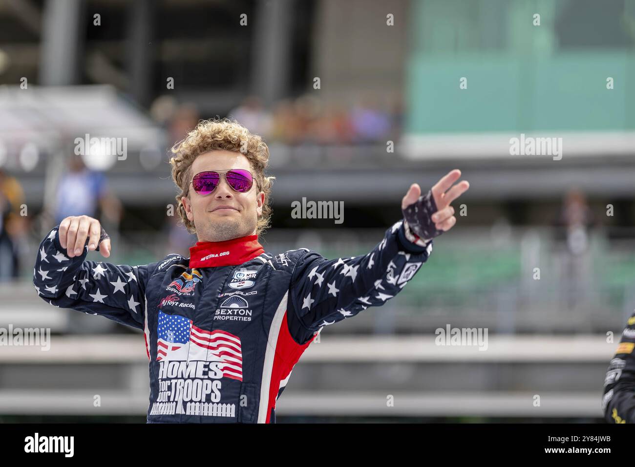 Der INDYCAR-Fahrer SANTINO FERRUCCI (14) aus Woodbury, Connecticut, winkt den Fans zu, bevor er für die Indianapolis 500 im Indianapolis Motor SPE antritt Stockfoto