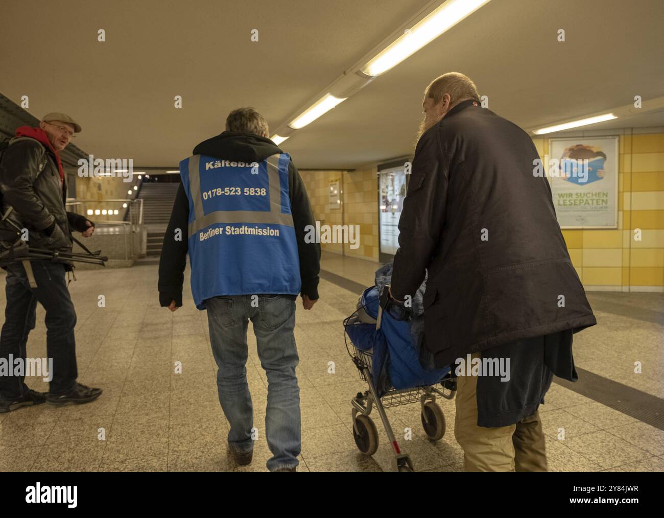 Deutschland, Berlin, 25.11.2018, Kaeltebus der Berliner Stadtmission, Obdachloser wird am Bahnhof Lichtenberg abgeholt und über Nacht in einen Notfall gebracht Stockfoto