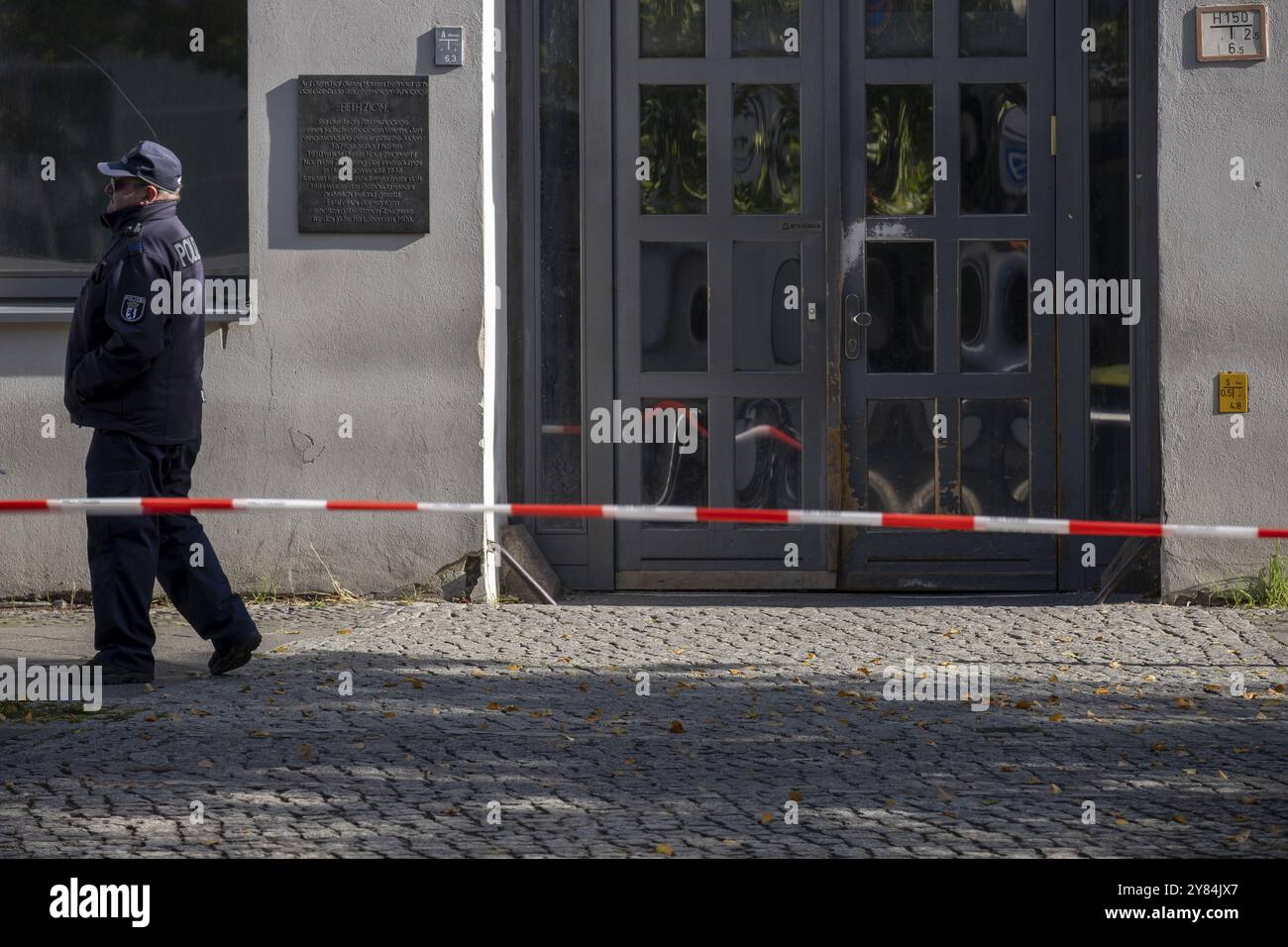 Deutschland, Berlin, 18. Oktober 2023, jüdisches Gotteshaus der Gemeinde Kahal Adass Yisroel in der Brunnenstraße, Polizei nach zwei Tagen abgesperrt Stockfoto