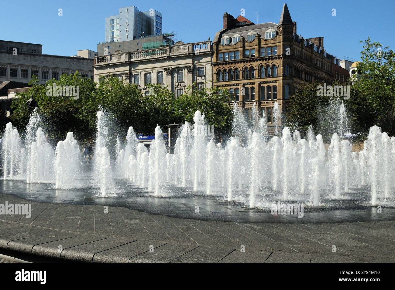 Wasserfontänen in den Piccadilly Gardens in Manchester England Großbritannien an Einem wunderschönen Sommertag mit klarem blauen Himmel Stockfoto