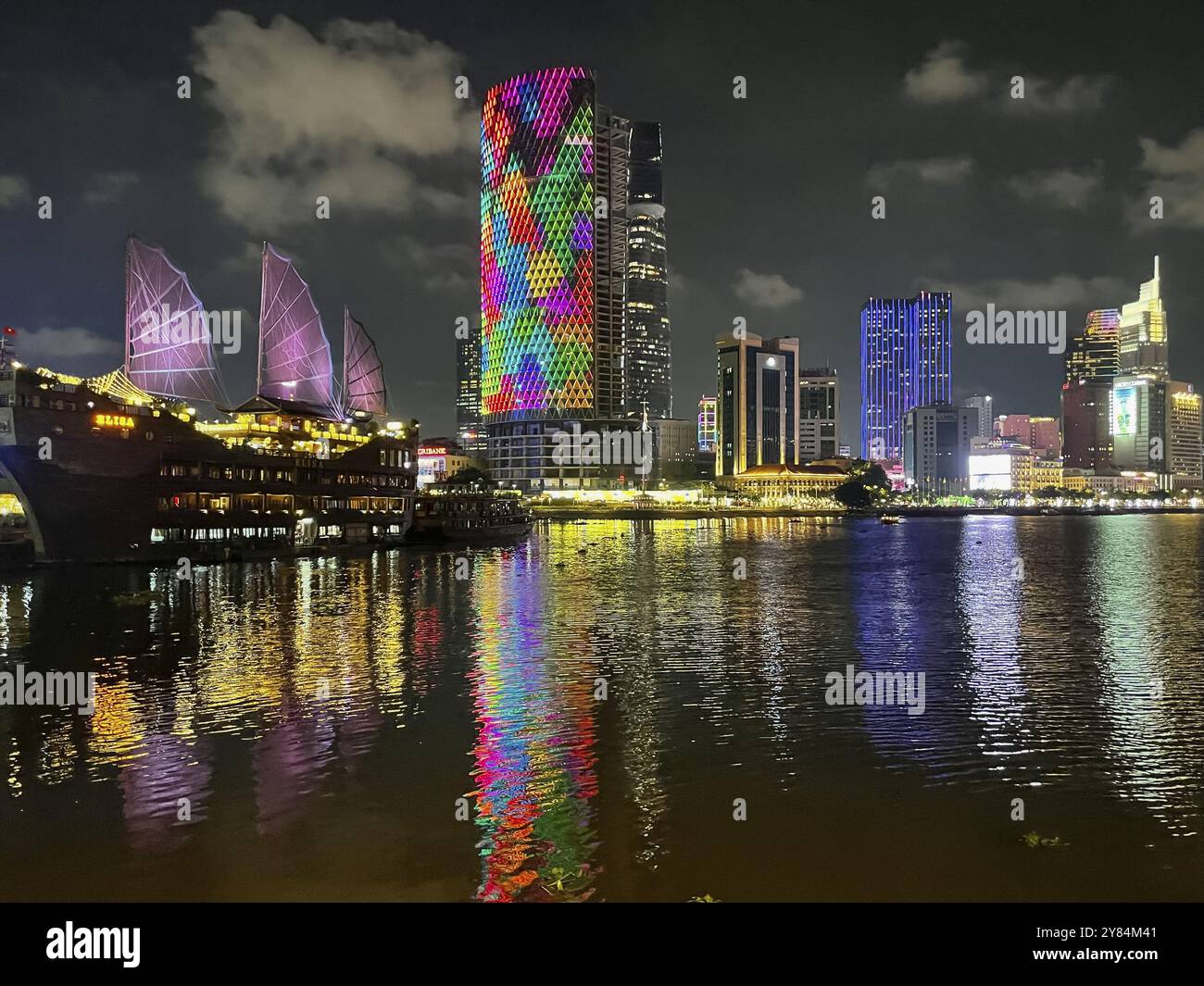 Skyline Saigon, beleuchtete Wolkenkratzer im Zentrum mit Bitexo Tower am Song Sai Gon Fluss bei Nacht, Ho Chi Minh Stadt, Vietnam, Asien Stockfoto