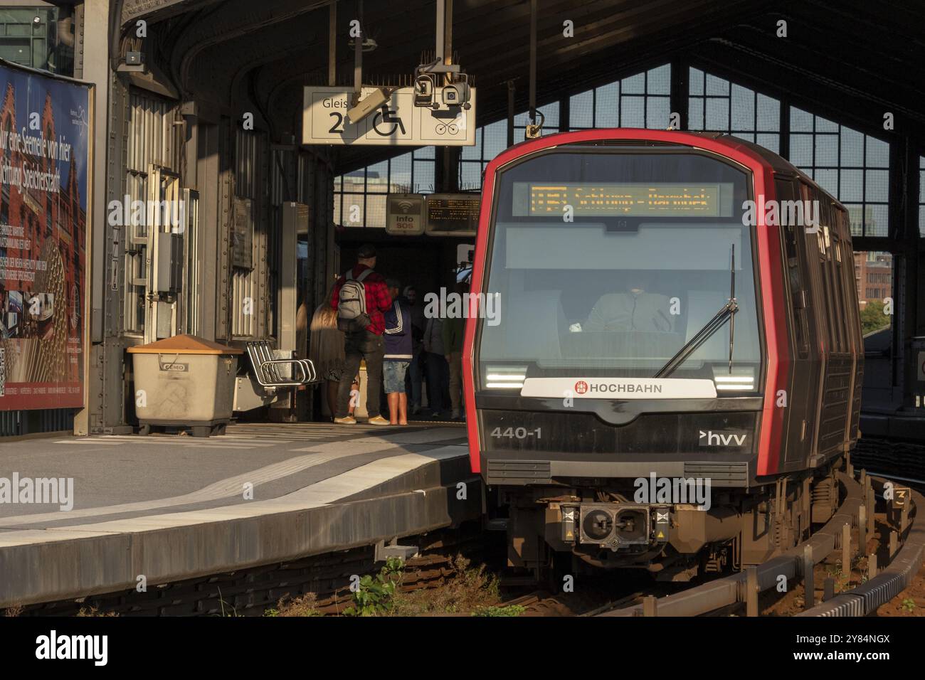 U-Bahn, Hamburger Verkehrsverbund HVV, Nahverkehr, Zug der U-Bahn-Linie U3 am Bahnsteig des Bahnhofs Baumwall, Hamburg, Deutschland, E Stockfoto