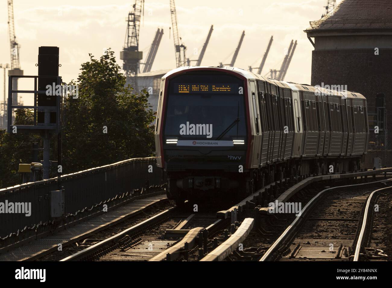 U-Bahn, Hamburger Verkehrsverbund HVV, Nahverkehr, Bahnstrecke im Abendlicht mit fahrendem Zug der U-Bahn-Linie U3 am Bau Stockfoto