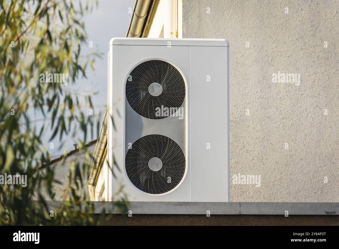 Eine Wärmepumpe auf dem Dach einer Garage in Langenfeld, Deutschland, Europa Stockfoto