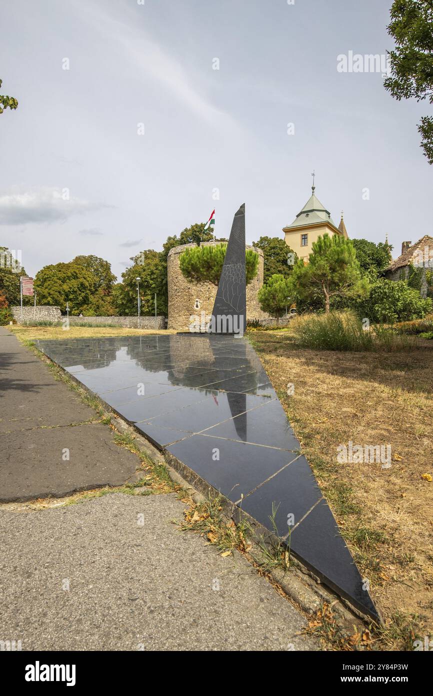 Alte, wunderschön eingerichtete Gebäude in einem historischen Stadtzentrum. Bild vom Stadtzentrum der Stadt Pecs, Del-Dunantul, Ungarn Stockfoto