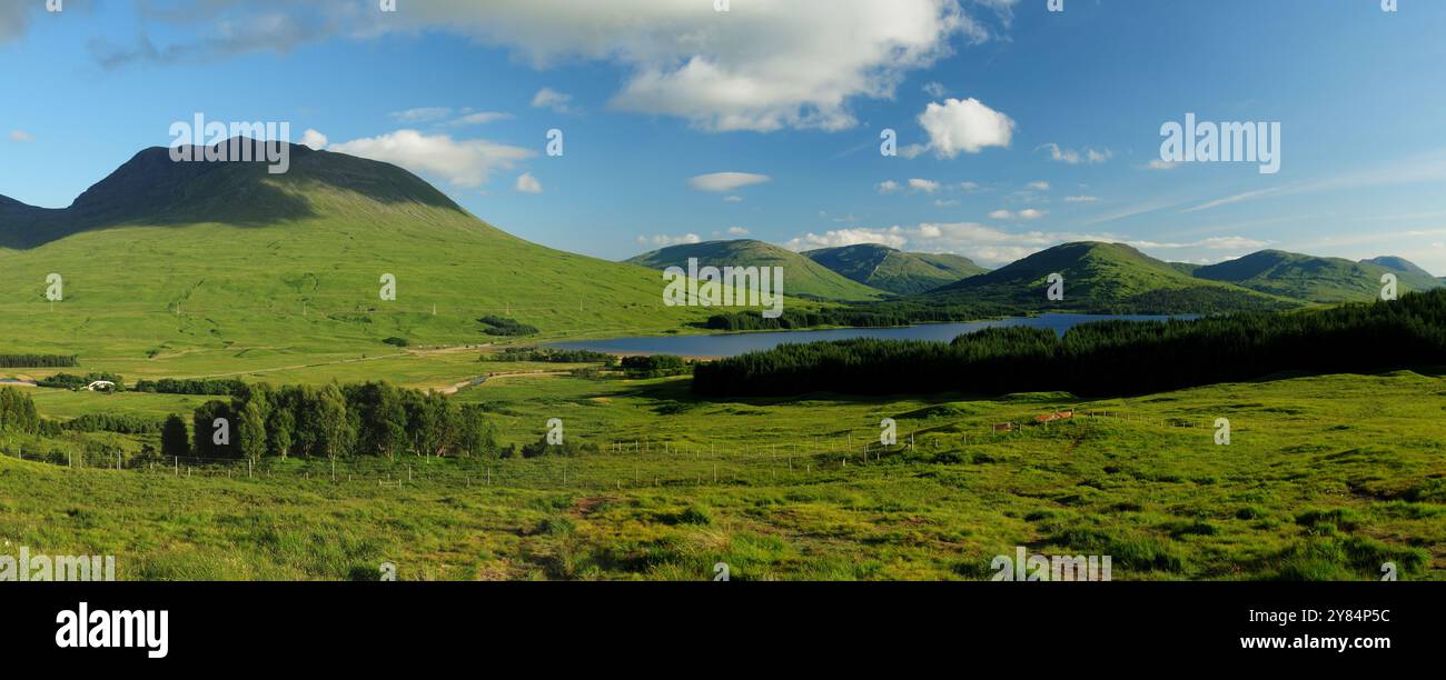 Loch Tulla in den Highlands von Schottland Großbritannien an Einem wunderschönen Sommertag mit klarem blauen Himmel Stockfoto