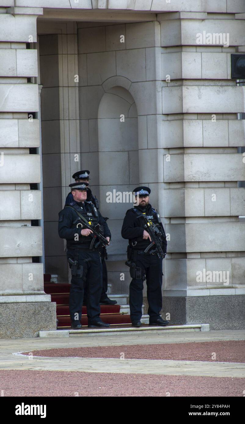 Buckingham Palace Vereinigtes Königreich – 12. Mai 2019: Drei bewaffnete Polizisten auf der Wache im Buckingham Palace Stockfoto