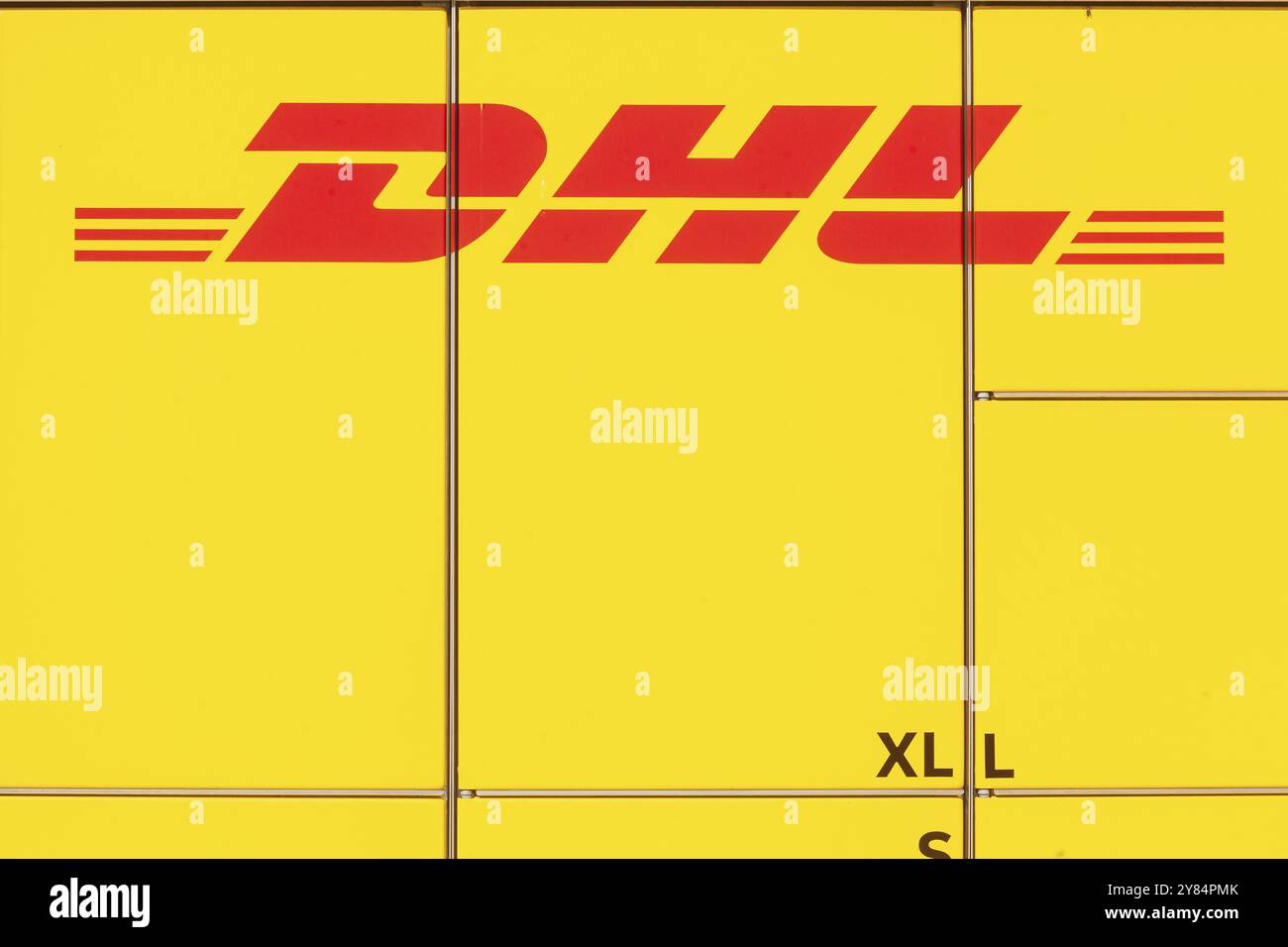DHL-Logo auf DHL Packstation für Paketabholung, Deutschland, Europa Stockfoto