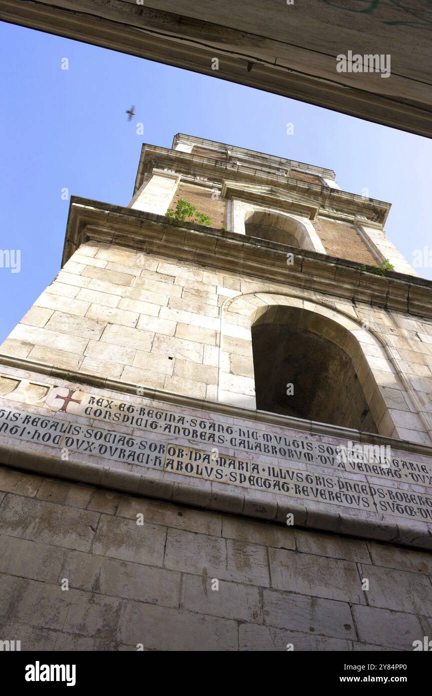 Santa Chiara ist ein ehemaliges Kloster der Klarinenser in Neapel und umfasst die Kirche Santa Chiara, ein angrenzendes Kloster und einen archäologischen Musée Stockfoto