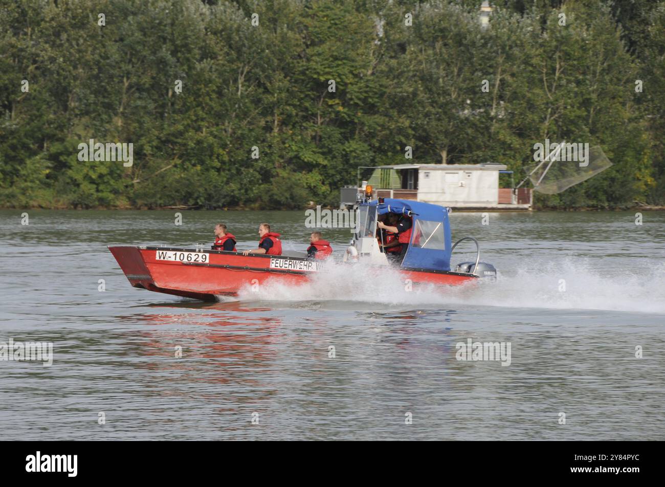 Feuerwehrboot auf der Donau (Wien) Stockfoto