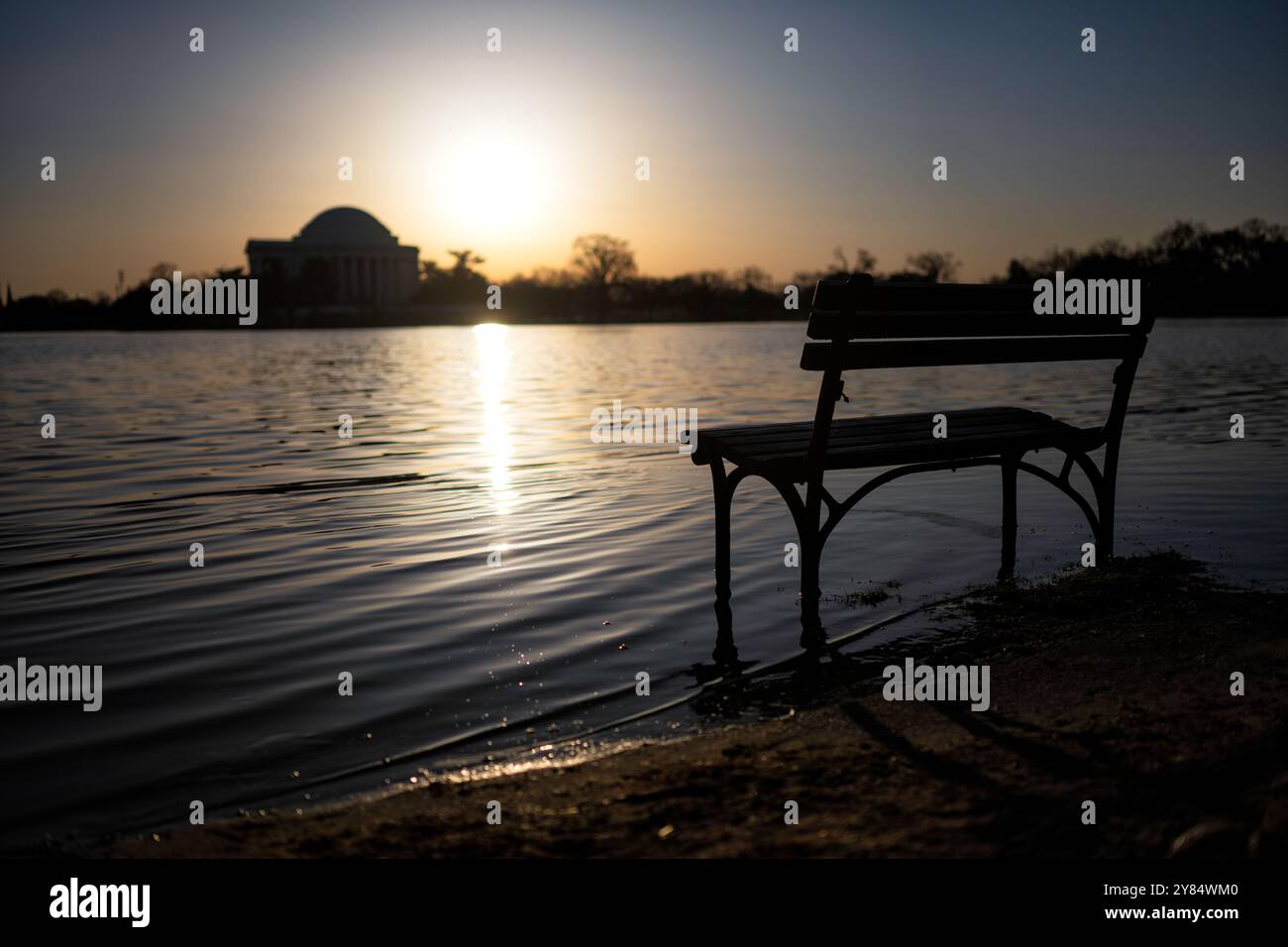 WASHINGTON DC, Vereinigte Staaten — die Überschwemmungen im Tidal Basin verdeutlichen den dringenden Bedarf an dem 113 Millionen US-Dollar teuren Tidal Basin Seawall Reconstruction Project, das im späten Frühjahr 2024 begann. Diese Szene zeigt die ökologischen Herausforderungen, denen sich eine der berühmtesten Landschaften von Washington DC gegenübersieht, da die mangelnde Infrastruktur und der steigende Wasserstand historische Kirschbäume, Denkmäler und die Erreichbarkeit der Besucher in diesem beliebten National Park Service-Gebiet bedrohen. Stockfoto