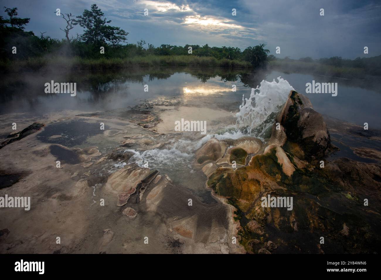 Die weibliche heiße Quelle im Semliki-Nationalpark - Uganda Stockfoto