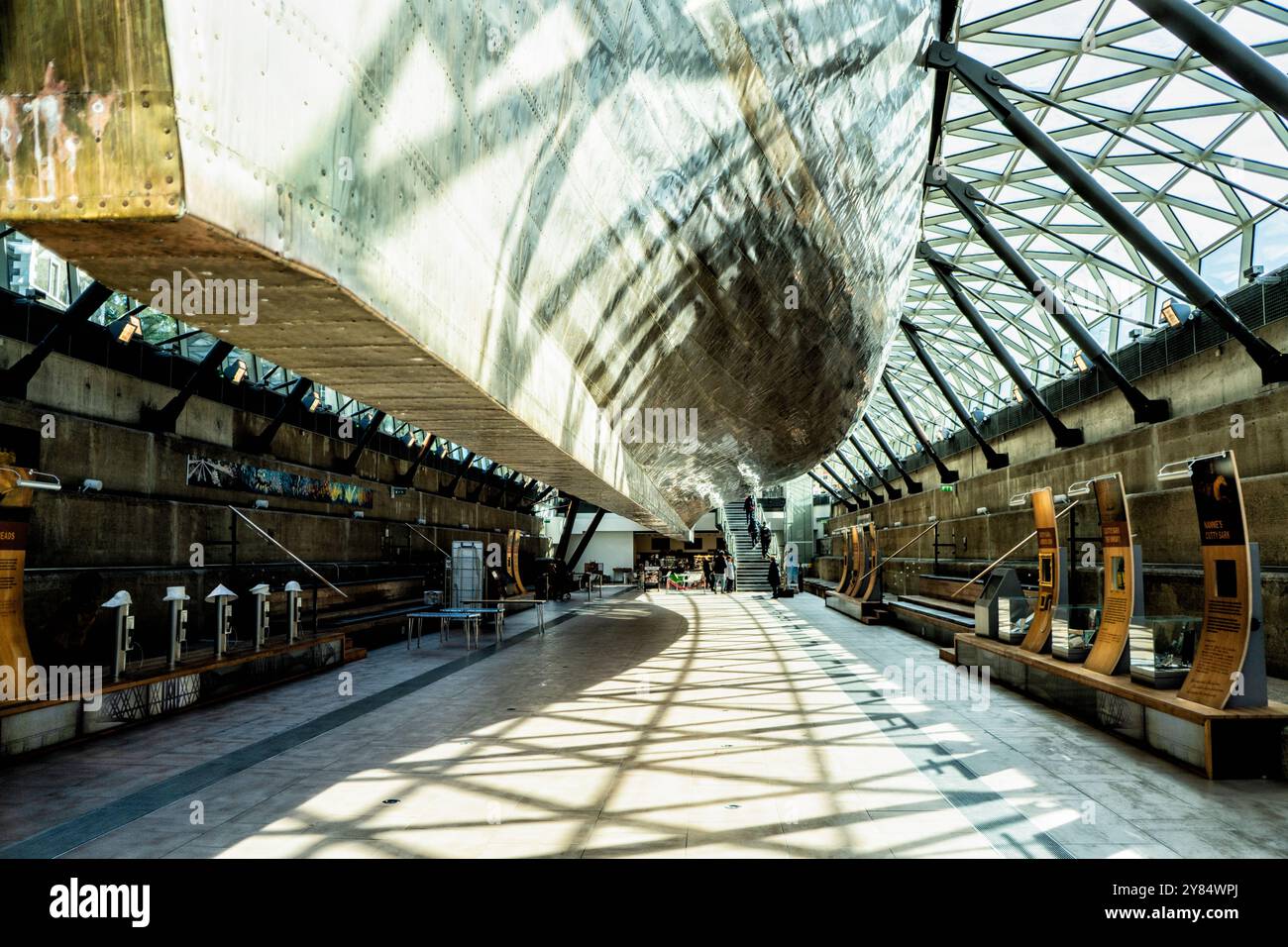 GREENWICH, Großbritannien - unter dem Rumpf des Cutty Sark im Trockendock von Greenwich. Die Cutty Sark ist ein restauriertes britisches Clipper-Segelschiff Stockfoto