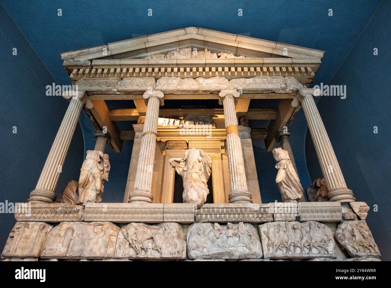 Nereid Monument British Museum London // LONDON, UK — das Nereid Monument, das größte und schönste der lykischen Gräber, die in der Nähe von Xanthos im Südwesten der Türkei gefunden wurden, ist ein bemerkenswertes Beispiel für die alte Grabarchitektur im British Museum. Benannt nach den Figuren der Nereiden, Töchtern des Meeresgottes Nereus, die zwischen seinen Säulen stehen, wurde dieses monumentale Grab um 390-380 v. Chr. erbaut. Die Struktur stellt ein bedeutendes Beispiel für den klassischen griechischen Einfluss auf die lykische Kultur dar. Das 1753 gegründete British Museum beherbergt dieses beeindruckende Artefakt als Teil seiner umfangreichen Sammlung Stockfoto