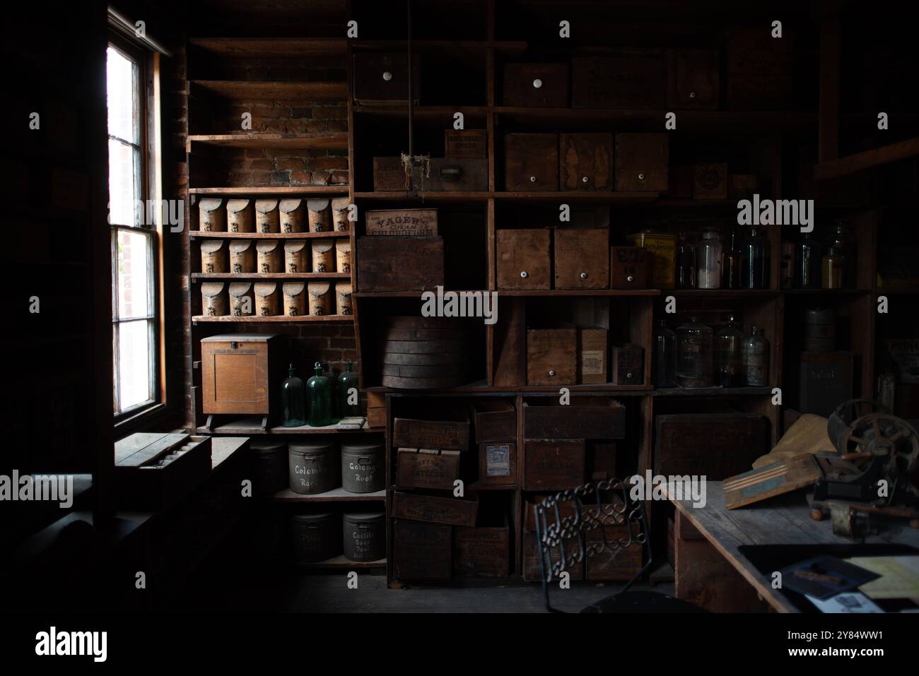 Stabler-Leadbeater Apothecary Museum Antique Medicine Flasches Alexandria Virginia // ALEXANDRIA, Virginia, Vereinigte Staaten — das historische Stabler-Leadbeater Apothecary Museum befindet sich in der South Fairfax Street, dessen Fassade aus dem 18. Jahrhundert ein Zeugnis des kolonialen Erbes der Altstadt von Alexandria ist. Im Inneren bieten Regale, die mit antiken Arzneiflaschen, Kräutern und pharmazeutischen Geräten gesäumt sind, einen Einblick in die frühen amerikanischen Heilpraktiken. Stockfoto