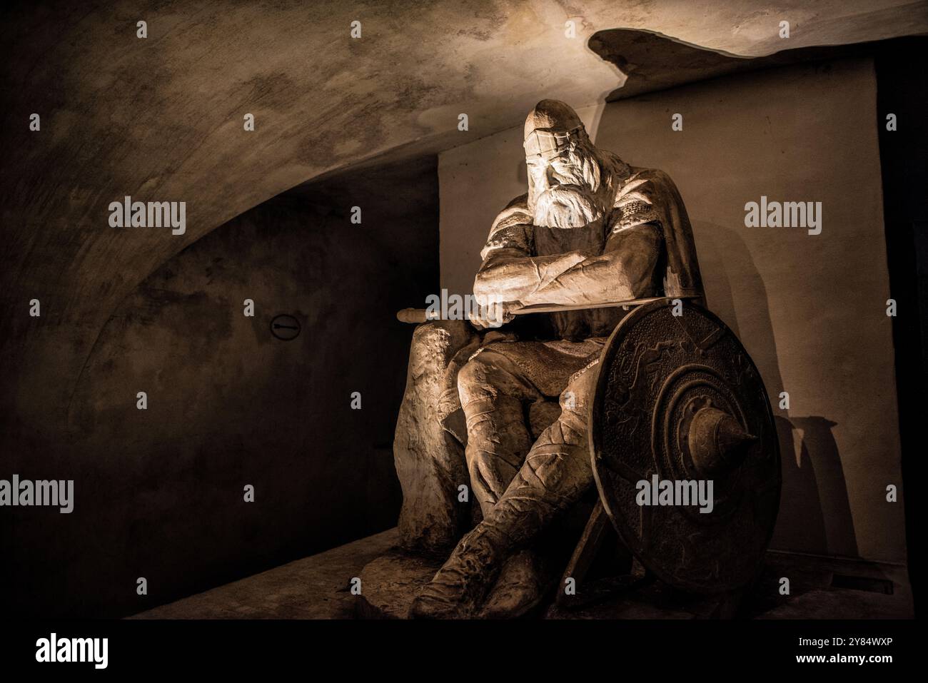 Holger die Dänenstatue Kronborg Castle Helsingør Dänemark // Helsingør, Dänemark — die Statue von Holger dem Dänen von Hans Peder Pedersen-Dan befindet sich in den Kasematten unter Kronborg Castle, bekannt mit William Shakespeares Stück Hamlet. Nach dänischer Legende bleibt Holger im Schlaf, bereit, Dänemark in seiner Not zu beschützen. Kronborg Castle, auch bekannt als Hamlet's Castle, steht an einem strategischen Kanal zwischen Dänemark und Schweden, der zur Ostsee führt. Die Burg, die Ende des 16. Jahrhunderts erbaut wurde, befindet sich an der Stelle früherer Befestigungen. Stockfoto