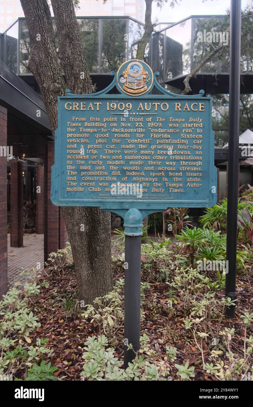 Tampa, FL, USA - 01. Oktober 2024 - Tampa Downtown mit Schild „Great Auto Race 1909“ Stockfoto