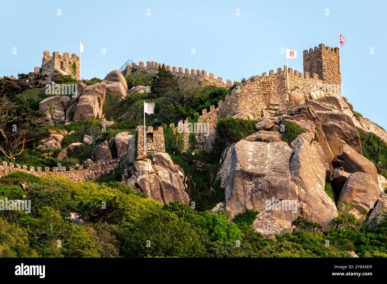 SINTRA, Portugal – die maurische Burg (Castelo dos Mouros) steht auf einem Hügel oberhalb der Stadt Sintra. Diese mittelalterliche Festung mit ihren Steinmauern, die sich entlang des Berges schlängeln, bietet eine dramatische Silhouette am Himmel und bietet einen beeindruckenden Blick auf die umliegende Landschaft. Stockfoto