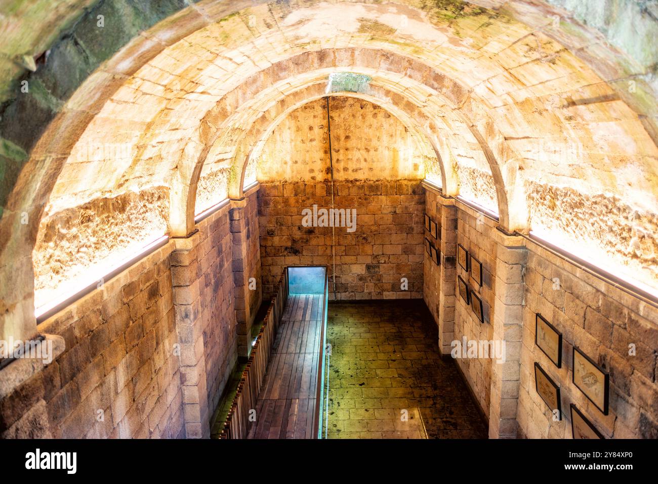 SINTRA, Portugal – eine unterirdische Steinlagerkammer mit einem gewölbten Ziegeldach an der maurischen Burg (Castelo dos Mouros) in Sintra. Diese gut erhaltene unterirdische Struktur zeigt mittelalterliche Architekturtechniken und bietet Einblicke in die Infrastruktur und den täglichen Betrieb der Burg. Stockfoto