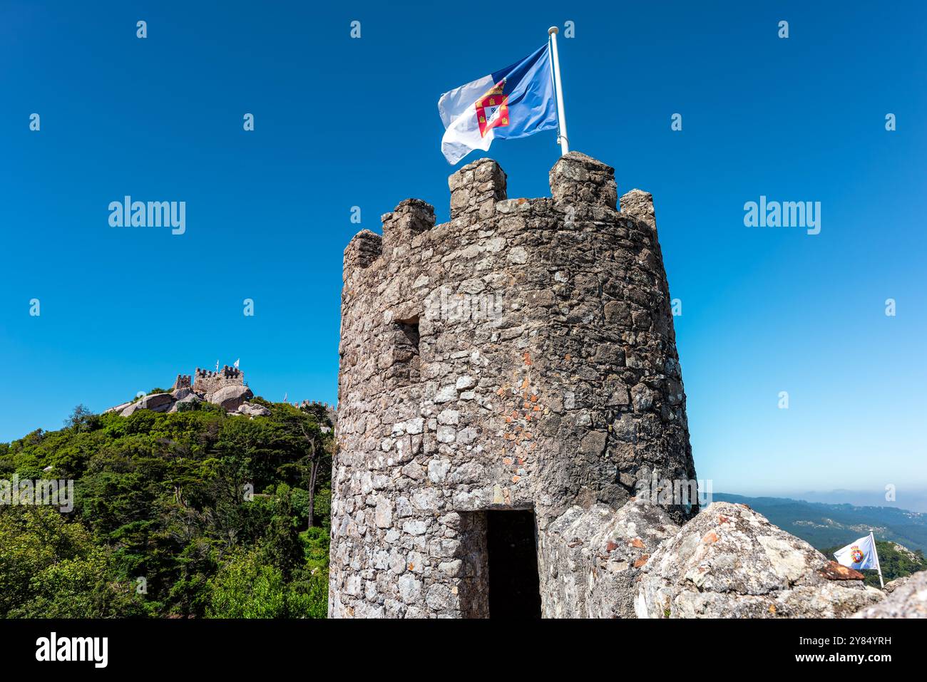 SINTRA, Portugal – Ein fantastischer Panoramablick von der Spitze der Maurischen Burg (Castelo dos Mouros) in Sintra. Die mittelalterliche Festung hoch oben in den Sintra Bergen bietet atemberaubende Ausblicke auf die umliegende Landschaft, einschließlich Blicke auf andere historische Sehenswürdigkeiten und den fernen Atlantik. Stockfoto