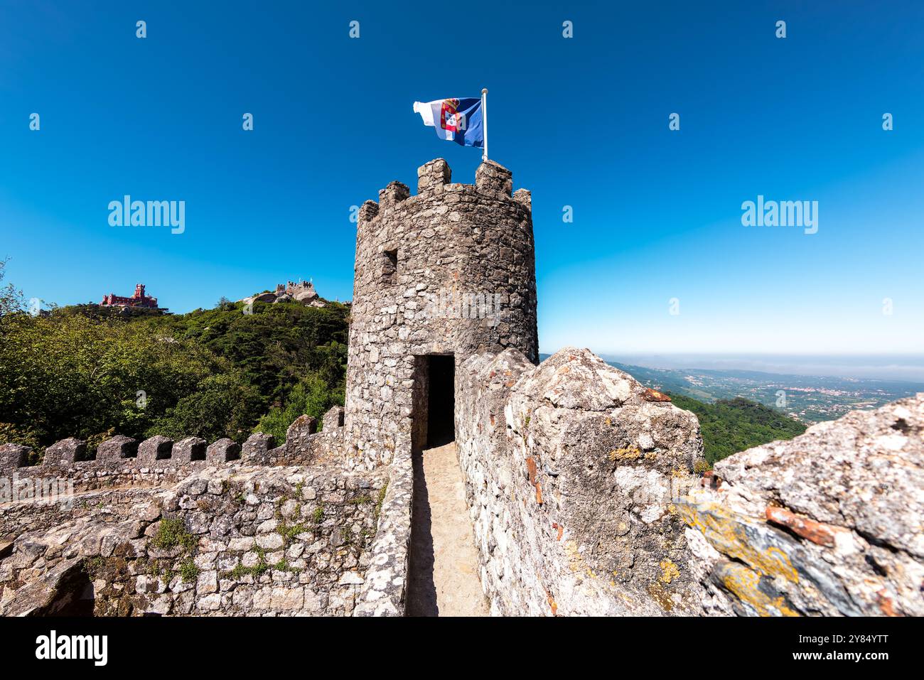 SINTRA, Portugal – Ein fantastischer Panoramablick von der Spitze der Maurischen Burg (Castelo dos Mouros) in Sintra. Die mittelalterliche Festung hoch oben in den Sintra Bergen bietet atemberaubende Ausblicke auf die umliegende Landschaft, einschließlich Blicke auf andere historische Sehenswürdigkeiten und den fernen Atlantik. Stockfoto