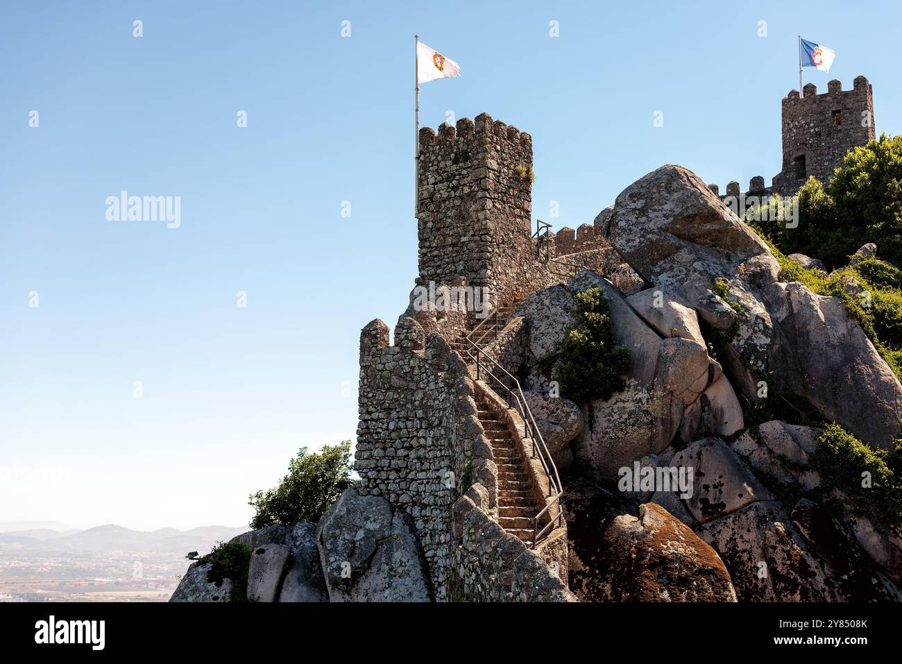 SINTRA, Portugal – Ein fantastischer Panoramablick von der Spitze der Maurischen Burg (Castelo dos Mouros) in Sintra. Die mittelalterliche Festung hoch oben in den Sintra Bergen bietet atemberaubende Ausblicke auf die umliegende Landschaft, einschließlich Blicke auf andere historische Sehenswürdigkeiten und den fernen Atlantik. Stockfoto