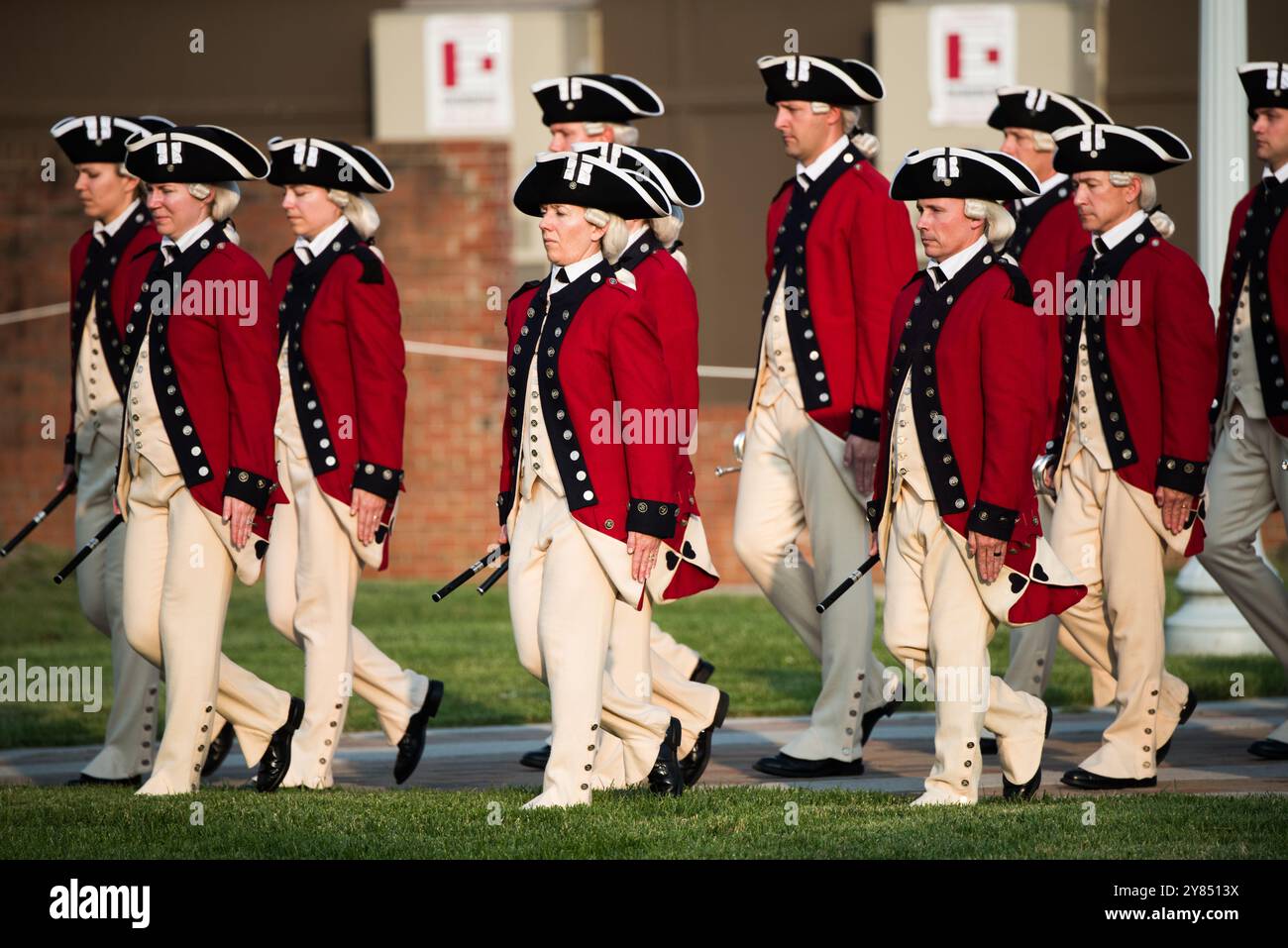 Twilight Tattoo U.S. Army Arlington Virginia // ARLINGTON, Virginia — das Twilight Tattoo der US Army auf der Joint Base Myer-Henderson Hall zeigt militärische Prunk durch Auftritte verschiedener Armeeeinheiten. An diesem Sommerabend werden Marschkapellen, historische Nachstellungen und zeremonielle Darstellungen gezeigt, die das Erbe und die Präzision der Armee demonstrieren. Stockfoto Twilight Tattoo U.S. Army Arlington Virginia // ARLINGTON, Virginia — das Twilight Tattoo der US Army auf der Joint Base Myer-Henderson Hall zeigt militärische Prunk durch Auftritte verschiedener Armeeeinheiten. An diesem Sommerabend werden Marschkapellen, historische Nachstellungen und zeremonielle Darstellungen gezeigt, die das Erbe und die Präzision der Armee demonstrieren. Stockfoto