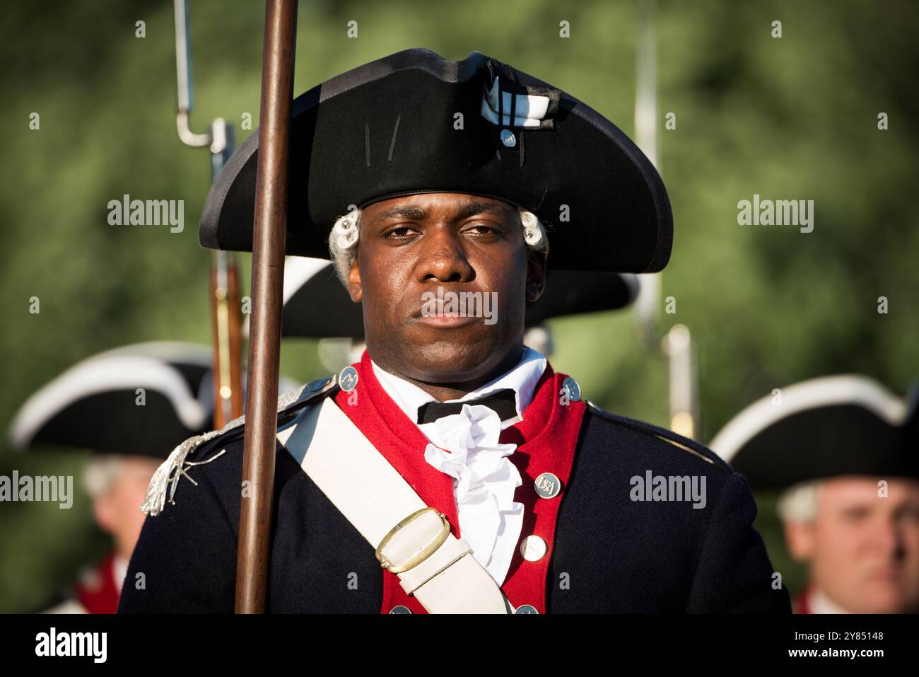 ARLINGTON, Virginia — Ein Mitglied des 3. US-Infanterieregiments Fife and Drum Corps, gekleidet in einer Uniform aus der Zeit des Unabhängigkeitskriegs, wird während einer Aufführung in Fort Myer gesehen. Die Old Guard ist Amerikas älteste Infanterie-Einheit im aktiven Dienst, bekannt für ihre zeremoniellen Eliteaufgaben und Präzisionsbohrbewegungen. Diese Einheit pflegt militärische Traditionen und dient als offizielle Zeremonialeinheit der Armee und eskortiert den Präsidenten der Vereinigten Staaten. Stockfoto