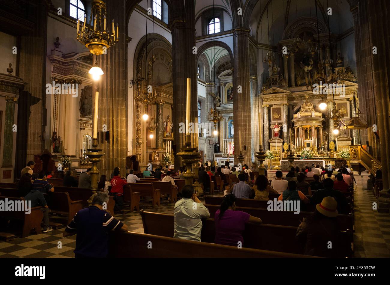 La Profesa Kirche Mexiko-Stadt // MEXIKO-STADT, Mexiko — der Tempel von San Felipe Neri, allgemein bekannt als La Profesa, ist ein bedeutendes Beispiel für die Kolonialarchitektur aus dem 17. Jahrhundert im Centro Historico von Mexiko-STADT. Diese historische Jesuitenkirche mit barocken architektonischen Elementen spielt seit ihrer Gründung eine bemerkenswerte Rolle in der mexikanischen Geschichte. Stockfoto