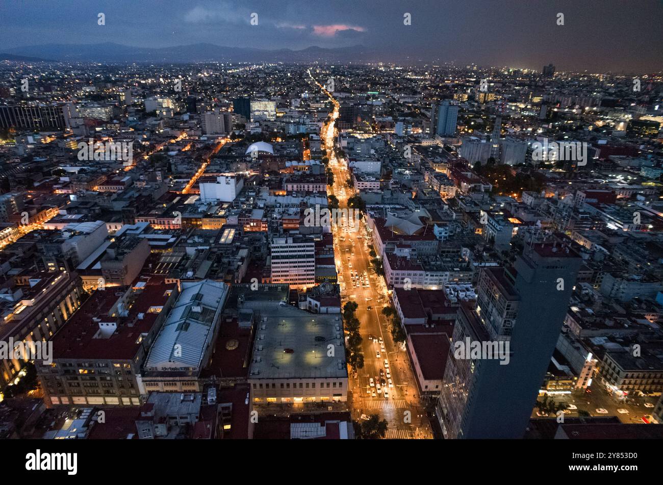 MEXIKO-STADT, Mexiko – Ein grandioser Panoramablick auf die weitläufige Stadtlandschaft von Mexiko-Stadt, von der Aussichtsplattform im 44. Stock des Torre Latinoamericana aus. Die aussicht zeigt die Mischung aus historischer und moderner Architektur der Stadt und erstreckt sich an klaren Tagen bis in die umliegenden Berge. Stockfoto