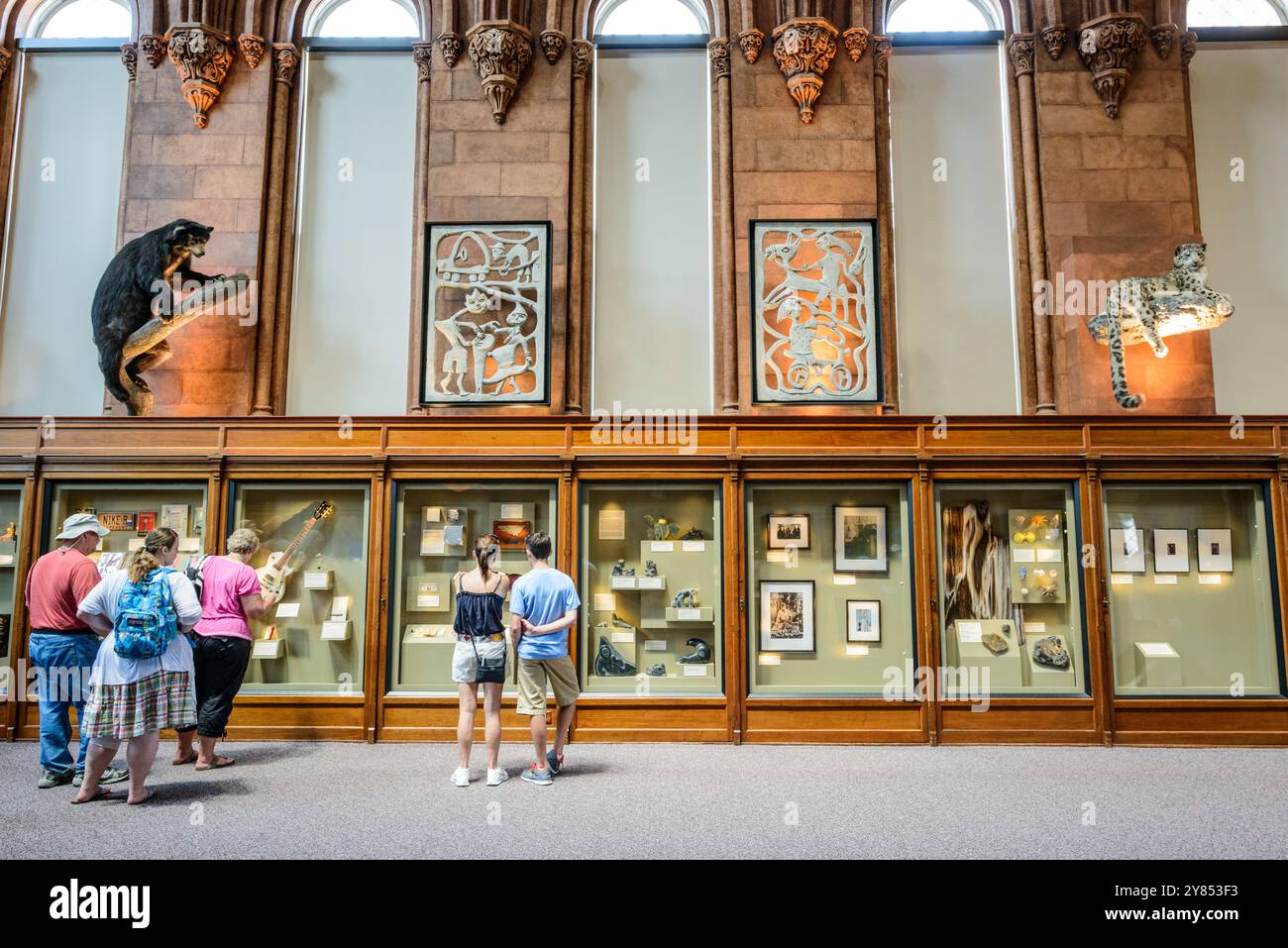 WASHINGTON DC, USA – die Ausstellungshalle im Westflügel im Smithsonian Castle zeigt die Dauerausstellung „Smithsonian Institution: America's Treasure Chest“. Dieser historische Raum innerhalb des ursprünglichen Gebäudes aus dem Jahr 1855 demonstriert den neugotischen Architekturstil des Architekten James Renwick Jr., während er als Teil des Verwaltungssitzes des Smithsonian diente. Stockfoto