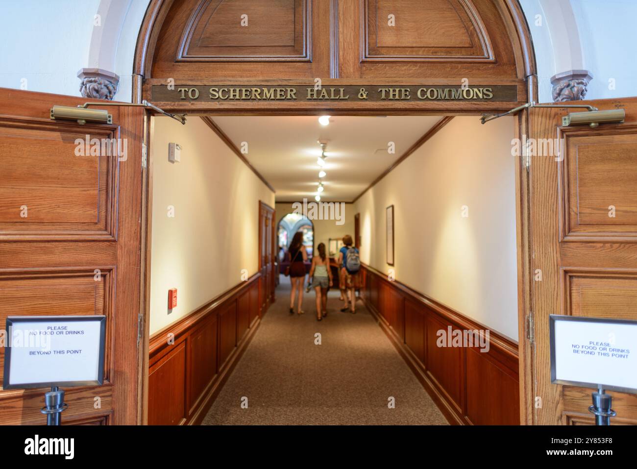 WASHINGTON DC, USA – der historische Korridor, der zur Schermer Hall und zum Commons im Smithsonian Castle führt, zeigt den im gotischen Revival erbauten Stil des Gebäudes. Dieser Durchgang, Teil des ursprünglichen Gebäudes aus dem Jahr 1855, zeigt die viktorianischen institutionellen Designelemente, die die Innenräume des Schlosses prägen. Stockfoto