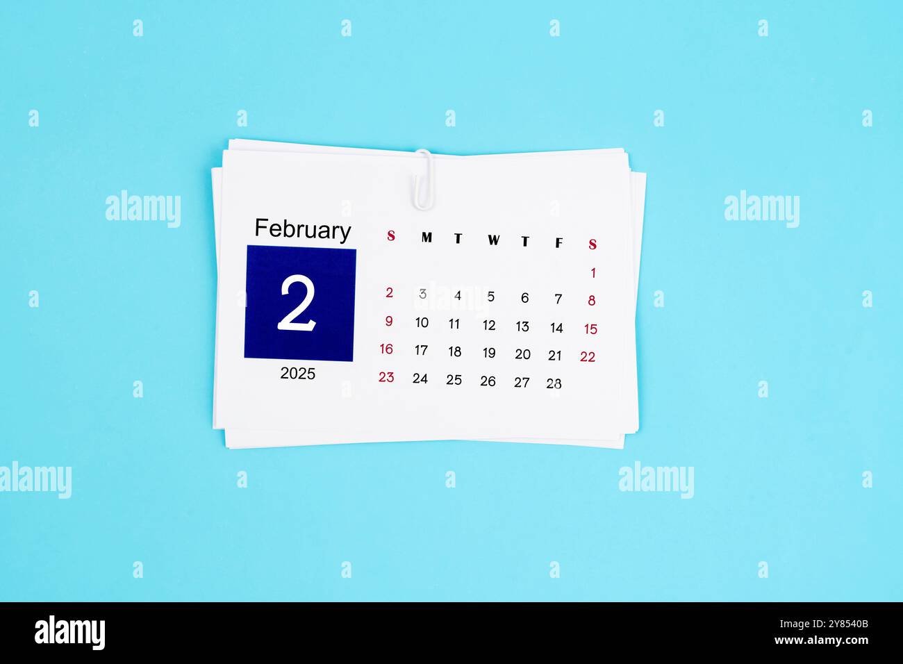 Februar-Kalender 2025 Seite auf blauem Hintergrund. Stockfoto