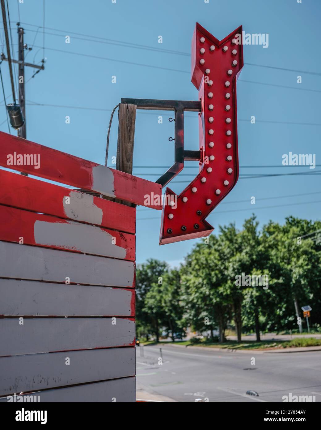 Ein rotes Pfeilschild tagsüber mit blauem Himmel. Cusomer, Einzelhandel, amerikanisches Konzept Stockfoto