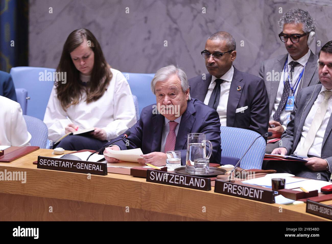 New York, NY - 2. Oktober 2024: Generalsekretär Antonio Guterres vor den Vereinten Nationen hält während der Tagung des Sicherheitsrates der Vereinten Nationen im Hauptquartier der Vereinten Nationen in New York eine Rede. Im Mittelpunkt der Tagung standen die eskalierenden Feindseligkeiten im Nahen Osten, wobei Danon sich mit der dringenden Notwendigkeit internationaler Zusammenarbeit bei der Stabilisierung der Region und der Verteidigung der israelischen Sicherheit angesichts wachsender Spannungen befasste. (Foto: Luiz Rampelotto/EuropaNewswire) Stockfoto